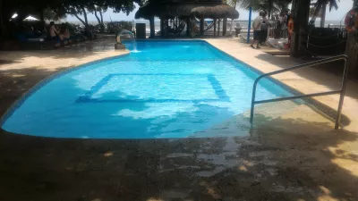 Isla Del Encanto, Cartagena: 1 day trip made easy : Swimming pool in hotel Isla Del Encanto Baru