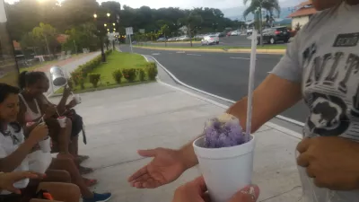 Como é uma viagem de um dia de praia para a ilha de Taboga, Panamá? : Sorvete raspado enquanto aguarda o ônibus