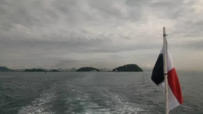 Como é uma viagem de um dia de praia para a ilha de Taboga, Panamá? : Vista na cidade do Panamá a partir do ferry a Taboga