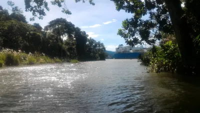 Viaje en kayak en la selva tropical de Gamboa en el lago Gatún : Barcos que pasan en el canal de panama