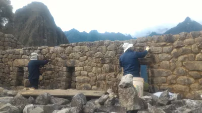 Come È Un Viaggio Di 1 Giorno A Machu Picchu, In Perù? : Lavoratori del restauro