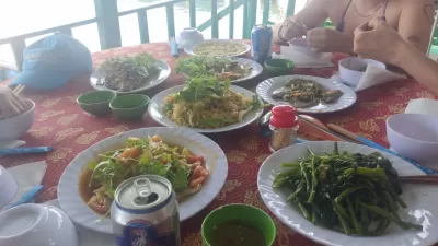 NHA Trang Boat Party: The Ultimate Guide to a Verbattle Adventure : Vietnamese vismiddagmenu bedien naby die drywende visplaas op die see