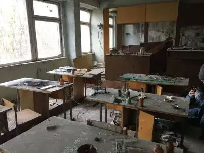 Pripyat օրյա շրջագայությունը `լքված Չեռնոբիլի միջուկային աղետի այցը : Քիմիայի դասասենյակ