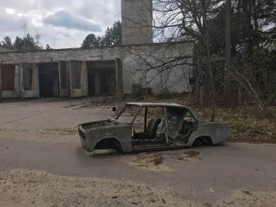 Pripyat day tour - visit of the abandoned city of Chernobyl nuclear disaster : Decaying car