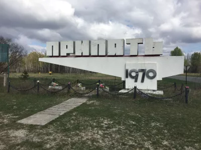 Pripyat day tour - visite de la ville abandonnée de la catastrophe nucléaire de Tchernobyl : Panneau d'entrée de la ville de Pripyat