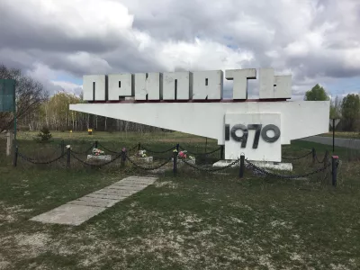 Pripyat day tour - kunjungan ke kota terlantar dari bencana nuklir Chernobyl : Tanda masuk kota Pripyat