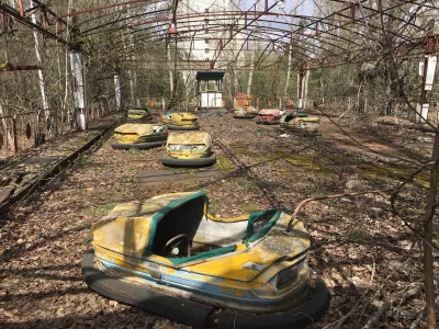 Pripyat օրյա շրջագայությունը `լքված Չեռնոբիլի միջուկային աղետի այցը : Զվարճանքի այգում լքված բամպեր մեքենաներ