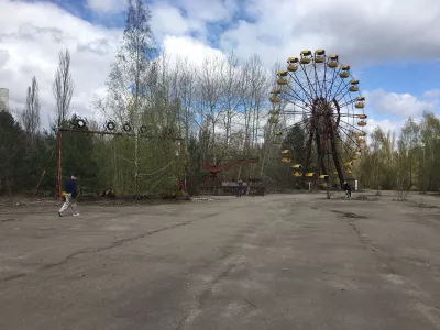 Pripyat օրյա շրջագայությունը `լքված Չեռնոբիլի միջուկային աղետի այցը : Բաց տիեզերական տոնավաճառ եւ բաց թողնված բեռնատար անիվ