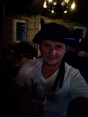 What makes the Pub crawl Panama one of the best? : Having fun at the Panama pub crawl with a pirate hat