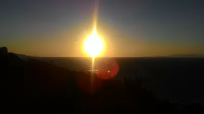 Het strandweekend van september in Rhodos, Griekenland : De zonsondergang van Rhodos van de heuveltop