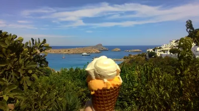 Fundjavën e plazhit të shtatorit në Rodos të Greqisë : Sheshi kryesor i Lindos - akullore e freskët nën diell