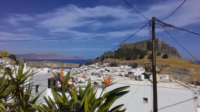 Week-end de plage de septembre à Rhodes, Grèce : Studios Anastasia - vue sur la ville et l'acropole de Lindos depuis la terrasse