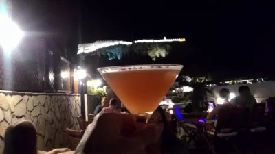 Week-end de plage de septembre à Rhodes, Grèce : Lindos by night bar - cocktail avec vue