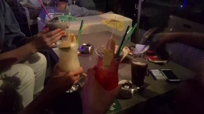 Cuối tuần bãi biển tháng Chín ở Rhodes, Hy Lạp : J & J bar - thời gian cocktail