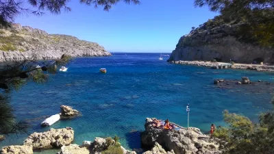 Fundjavën e plazhit të shtatorit në Rodos të Greqisë : Gjiri i Anthony Quinn - pamje nga deti