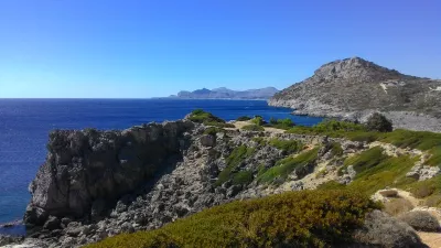 Week-end de plage de septembre à Rhodes, Grèce : Baie Anthony Quinn - vue depuis la colline