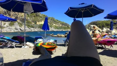 Setyembre beach weekend sa Rhodes, Greece : Ang beach ng Ladiko - nakakarelaks sa isang sunbed