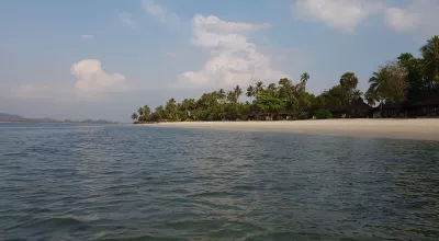 Férias de Tailândia parte cinco: chegada em Koh Mook resort em ilhas Trang : Vista da praia nadar na ilha de Ko Muk na província de Trang e bungalows de alojamento