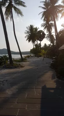 Thailand semester part fem: ankomst till Koh Mook resort på Trang öar : Palmer och sandstrand före solnedgången