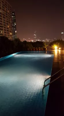 Holiday Week In Thailand : First Day, Bangkok [Travel Guide] : Rooftop pool at Park Plaza hotel