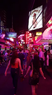 Semana de vacaciones en Tailandia: primer día, Bangkok [Guía de viaje] : Paseo en la calle Soi Cowboy en Bangkok