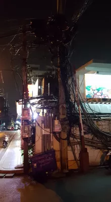 Holiday Week In Thailand : First Day, Bangkok [Travel Guide] : Electric wires in a street of Bangkok