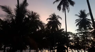 Vacances thaïe septième partie: Koh Kradan, Morakot - Grotte d'émeraude : Coucher de soleil sur une île Thailandaise