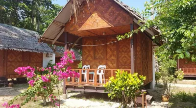 Thai holiday part six : Koh Mook island, Farang and Charlie beach : Bamboo hut at pp charlie beach resort 
