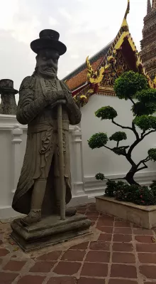 Taylandiya holiday: ika-3 araw, Bangkok center : Statue sa harap ng isang templo