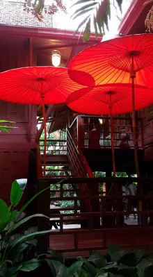 Vacances en Thaïlande : 2ème jour, promenade dans les rues de Bangkok : Parasols devant une maison