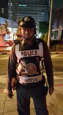 Vacances en Thaïlande : 2ème jour, promenade dans les rues de Bangkok : Policier dans une rue de Bangkok