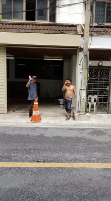 Thailand holidays: 2nd day, stroll through the streets of Bangkok : Garage owners in the Silom neighborhood