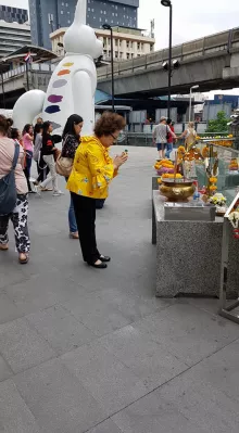 Thailand holidays: 2nd day, stroll through the streets of Bangkok : Street prayers