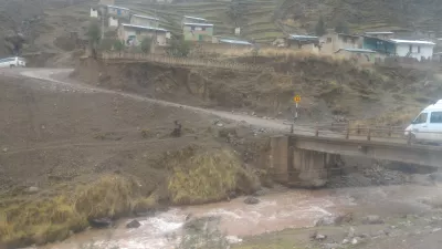 Zote Za Safari Ya Siku 1 Kwenye Mlima Wa Mvua Wa Vinicunca, Peru : Kuvuka daraja