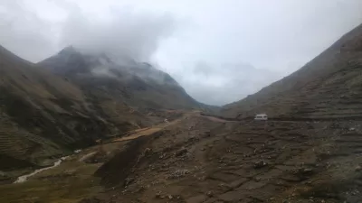 ทุกอย่างเกี่ยวกับทัวร์ 1 วันที่ Vinicunca สายรุ้งภูเขาเปรู : ถนนสกปรกบนภูเขา