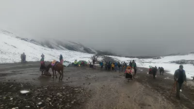 Все Про Одноденну Екскурсію В Райдужну Гору Вінікунка, Перу : Вниз Вінікунка Куско Перу