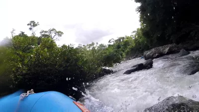 Aventura de rafting en el río Mamoni, Panamá. : Rafting en el agua