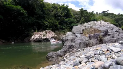 White water rafting adventure on Mamoni river Panama : Jumping in the water in the jungle
