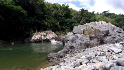 Wildwasser-Rafting-Abenteuer auf dem Mamoni-Fluss Panama : Springen in das Wasser im Dschungel