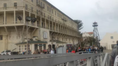 Is it worth to visit AlCatraz? AlCatraz tour review : Getting off the ferry on the island