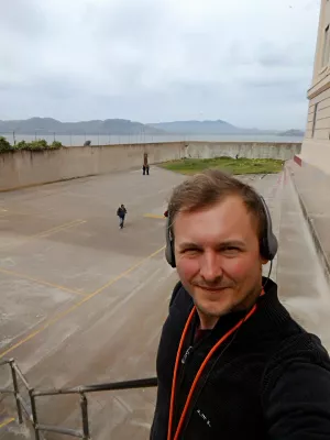 Er det værd at besøge AlCatraz? AlCatraz tour review : Foran det udendørs rekreative område af Alkatraz fængsel