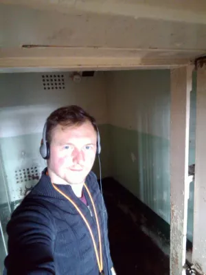 Is it worth to visit AlCatraz? AlCatraz tour review : Selfie inside an isolation cell