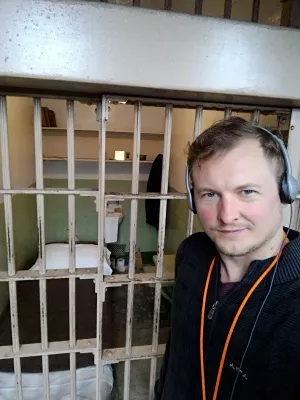 Is it worth to visit AlCatraz? AlCatraz tour review : Selfie in front of a prison cell