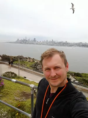 Is it worth to visit AlCatraz? AlCatraz tour review : Selfie in front of San Francisco skyline from alkatraz