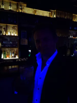 Des choses amusantes à faire à Auckland la nuit: le Frenzi Barcrawl d'Auckland : Prendre un verre au premier bar