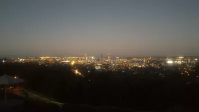 ¿Cuáles son los mejores bares en Brisbane? : Vista nocturna en el horizonte de Brisbane desde la terraza del bar SUMMIT