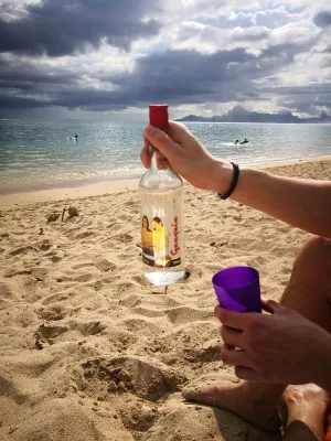 Quelles sont les meilleures plages de Tahiti? : Boire du rhum coco local sur la plage