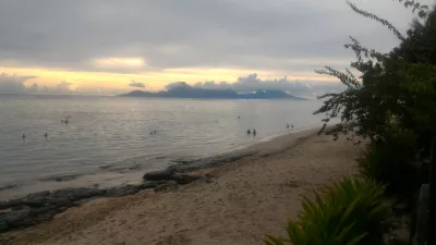Quelles sont les meilleures plages de Tahiti? : Coucher de soleil nuageux sur Moorea depuis la plage de Vaiava