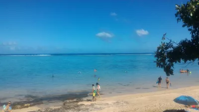 Quelles sont les meilleures plages de Tahiti? : Lagune de Tahiti et eau bleue claire sur la plage du PK18