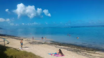 Quelles sont les meilleures plages de Tahiti? : Lagune de Tahiti et eau bleue claire sur la plage de Vaiava